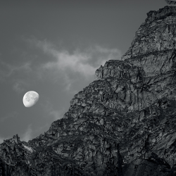 12 - Montagna con luna bianco e nero