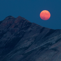 16 - Montagna con luna arancione