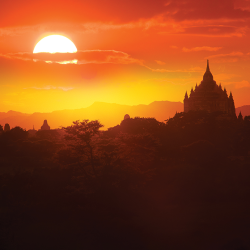 Tramonto a Bagan